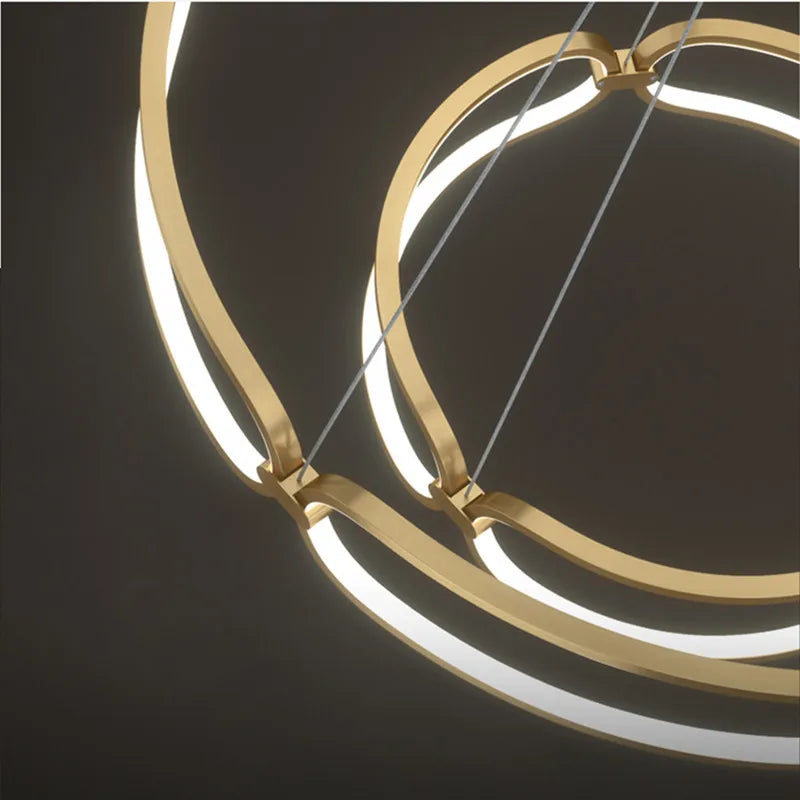 Moderner Luxus-LED-Decken-Kronleuchter "Golden Rings" – Metallgold mit kreisförmigen LED-Lichtelementen für exklusive Wohnraumdekoration - Unique Outlet