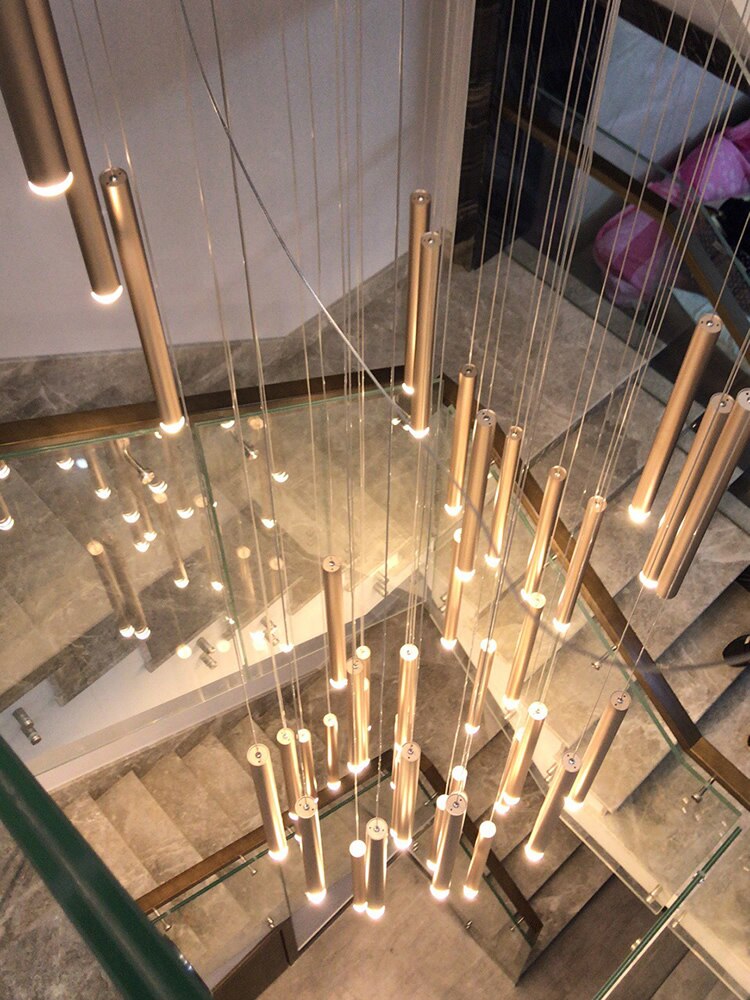 Minimalistischer schlanker Metall-LED-Wendeltreppen-Lüster für Esszimmer - Unique Outlet